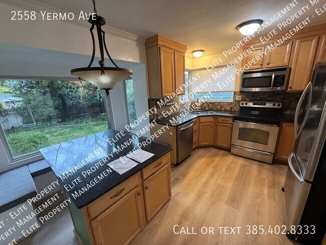 Building Photo - 2558 Yermo Ave