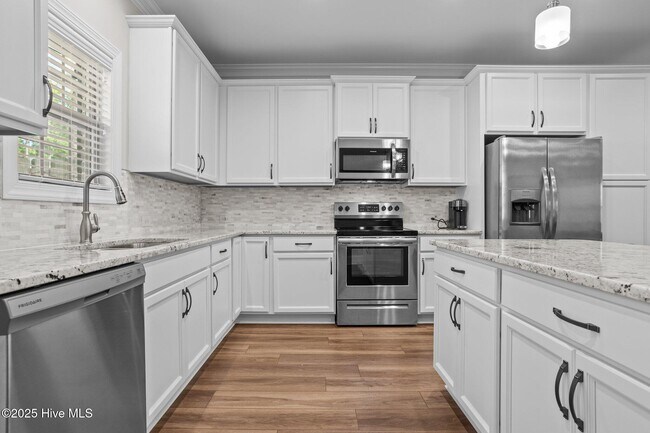 Building Photo - 127 Lark Dr