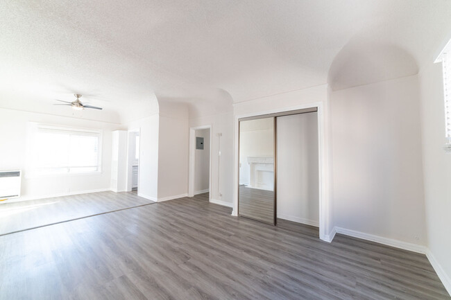 Foto del edificio - UPPER UNIT DELIGHT! 1BD IN KTOWN WITH IN-U...