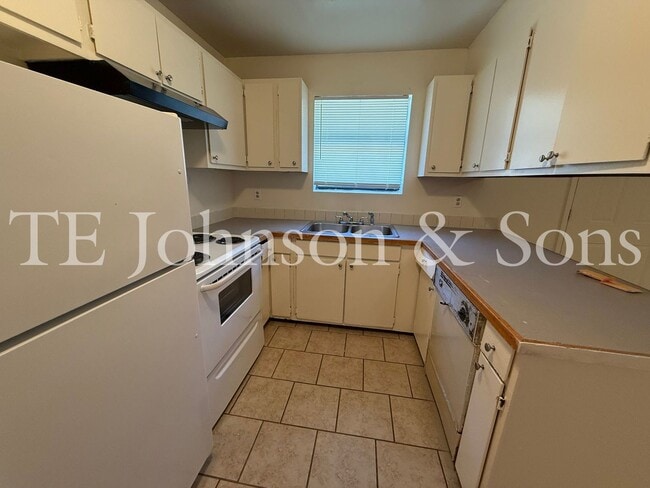 Photo - Comfortable 2 Bedroom Living with All Utilities Included on Oakcroft Apartment