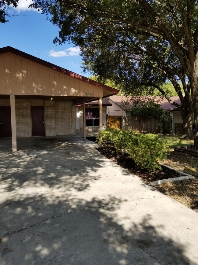 Building Photo - 13138 Los Espanada St