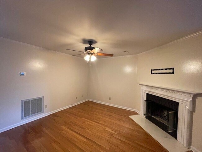 Building Photo - LOVELY WEST KNOXVILLE 2 BEDROOM CONDO IN A...