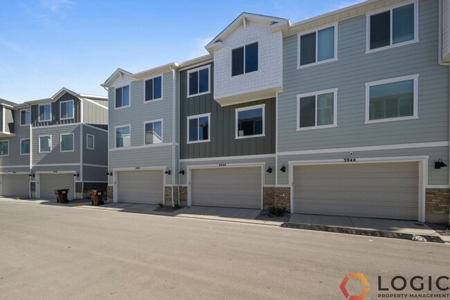 Building Photo - Beautiful Townhome in excellent Location!