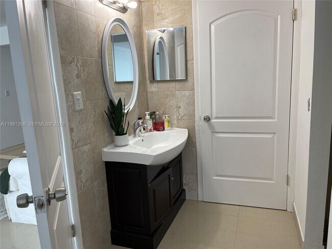 Foto del edificio - 6820 Indian Creek Dr