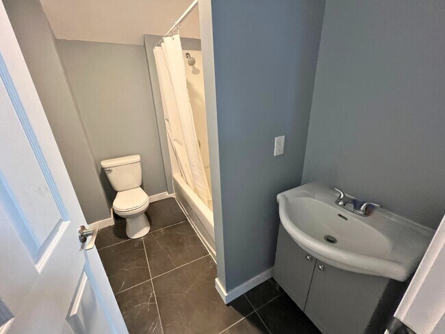 Building Photo - 129 Colborne St