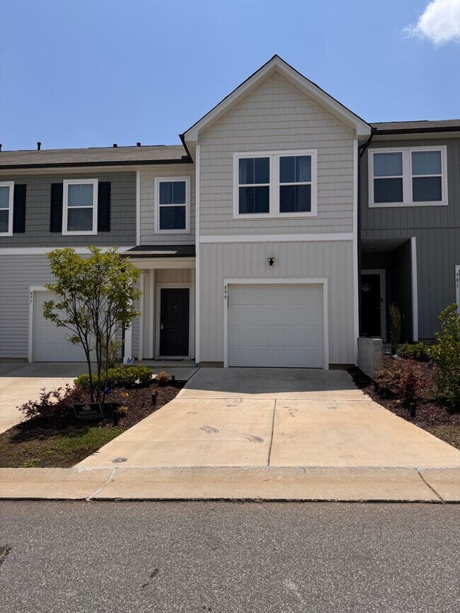Building Photo - 3BR 2.5BA Townhome