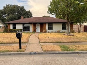Building Photo - 2105 Drake Dr