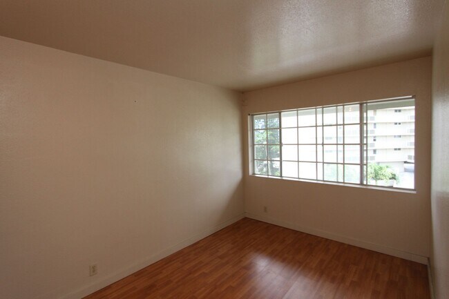 Foto del edificio - 2 bedroom, 1.5 bath, 1 parking split level...