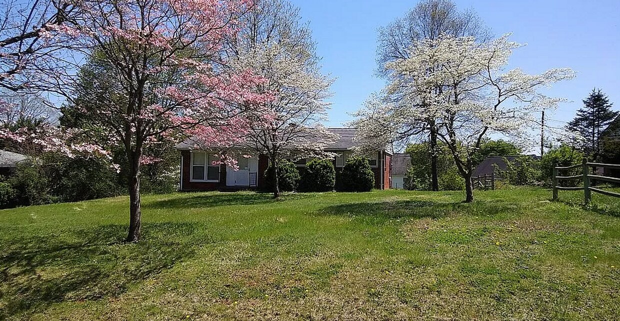 Foto principal - 3 Bedroom/1 Bath with Unfinished Basement ...