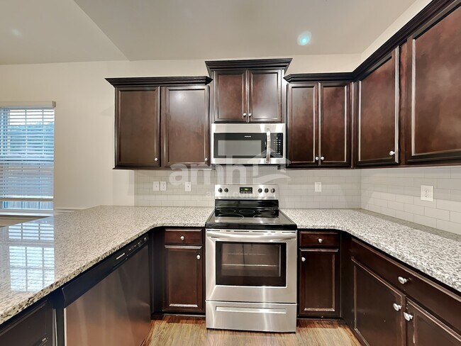 Foto del edificio - 553 Friar Park Ln