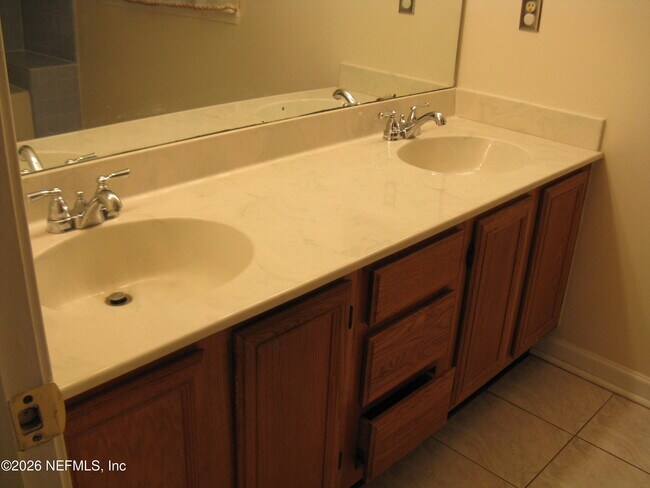 Foto del edificio - 8464 3 Creeks Blvd