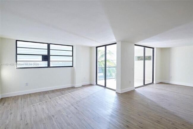 Foto del edificio - 5845 Collins Ave
