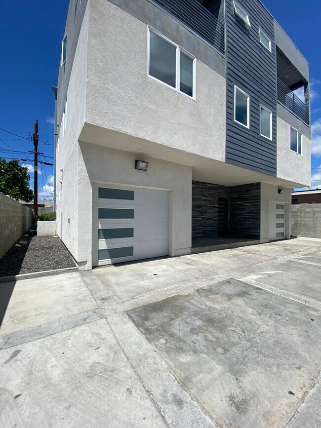 Foto del edificio - 1863 S Curson Ave