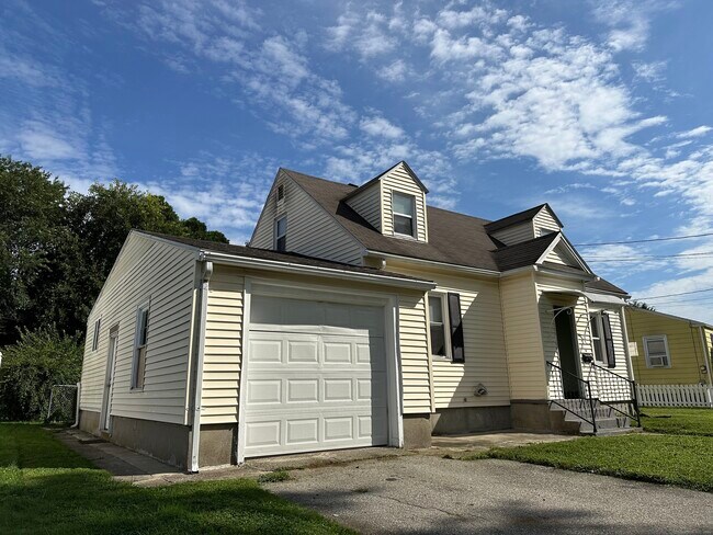 Building Photo - 11 Surrey Ln