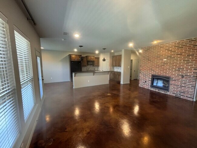 Building Photo - 3 bed 2 bath home with 2 car garage!