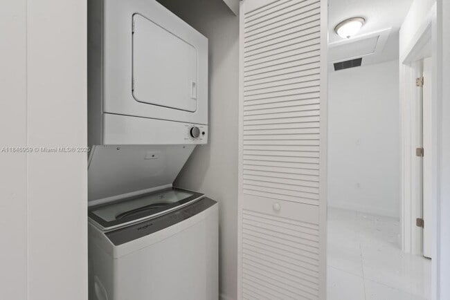 Building Photo - 3 bedroom in Miami FL 33142