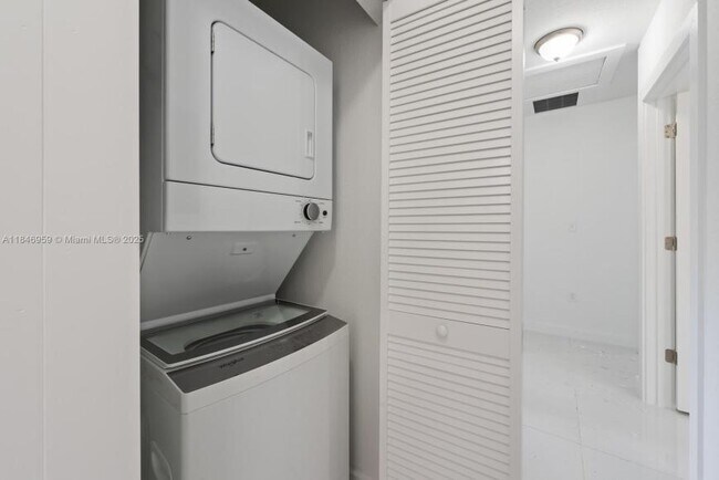 Foto del edificio - 3 bedroom in Miami FL 33142