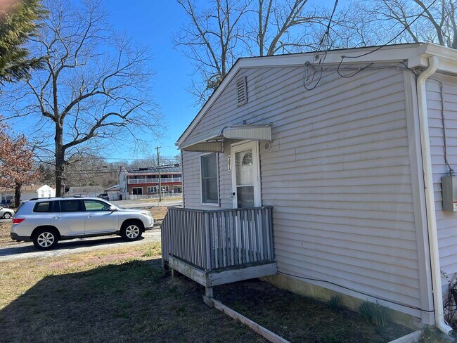 Building Photo - 37 Pineview Ave