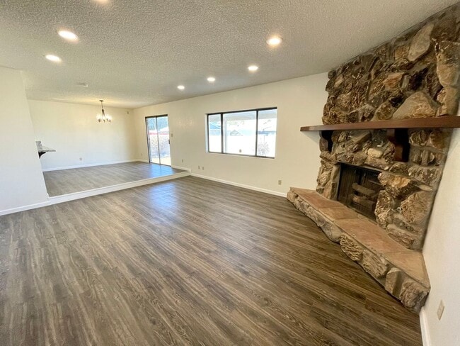 Foto del edificio - Newly Remodeled 3 Bedroom Home off of Hancock Rd!