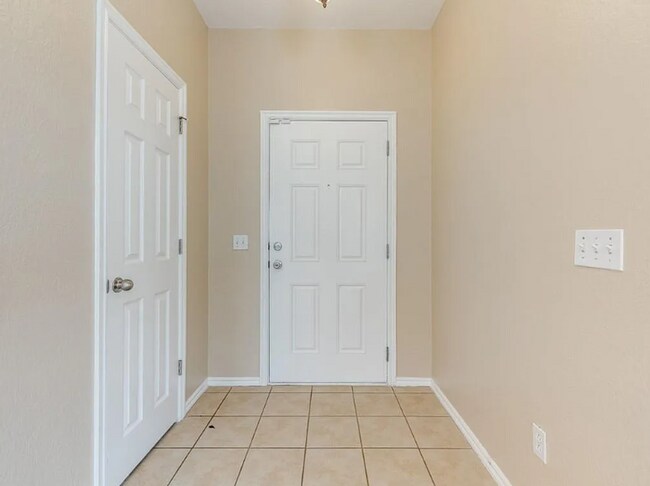 Building Photo - Charming and spacious home located in desi...