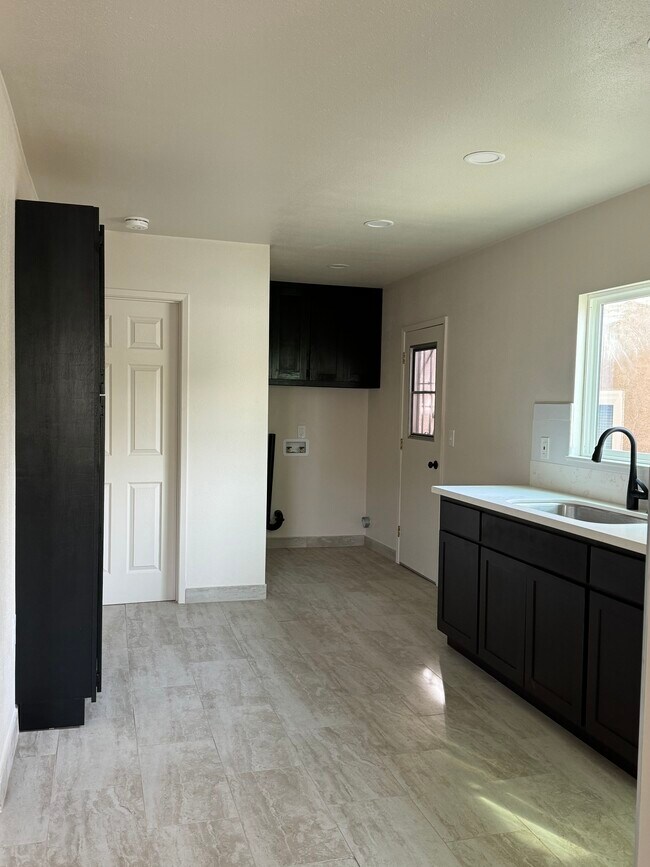 Toda la nueva unidad remodelada - 3872 Percy St