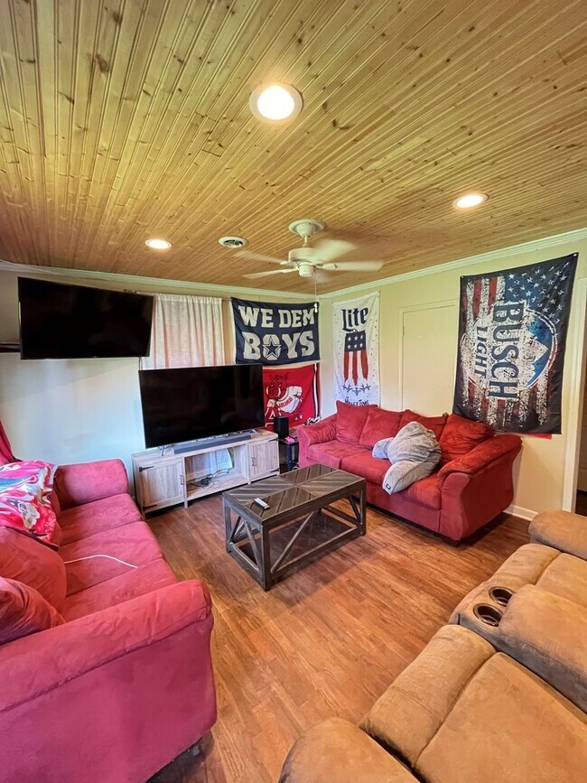 Foto del edificio - 4 bedroom 2 bath home near campus