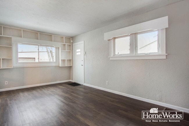 Building Photo - 1009 N Merrifield Ave
