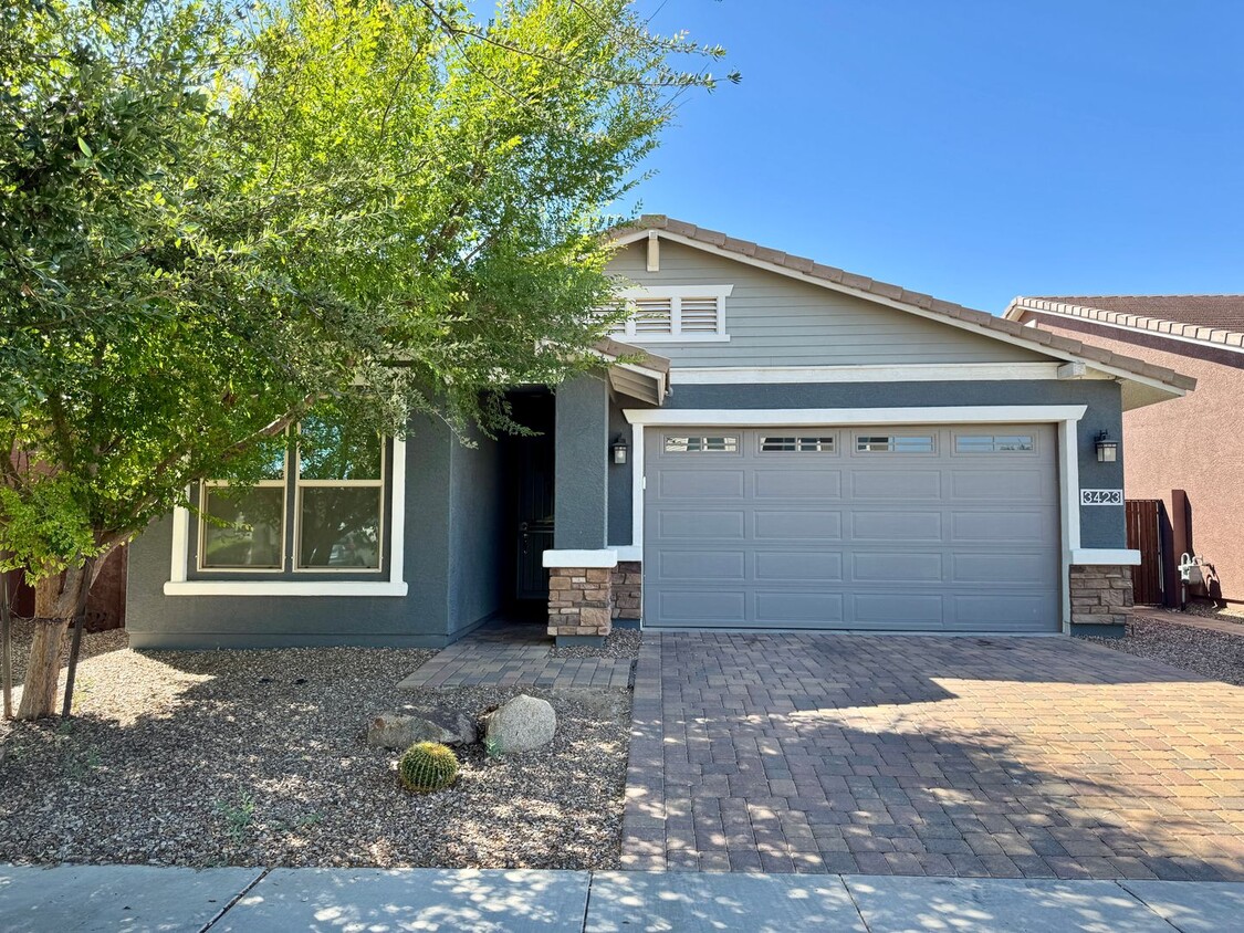 Foto principal - Beautiful 4 Bedroom Single Level Home Loca...