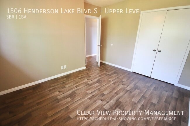 Building Photo - Centrally located 3 bedroom, 1 bathroom upper suite with UTILITES INCLUDED!