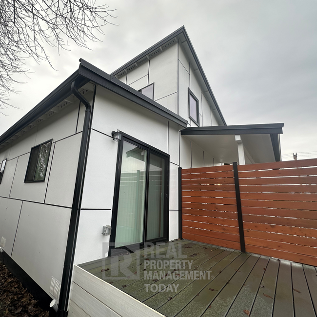 Building Photo - Modern 4 Bedroom House In Tacoma!