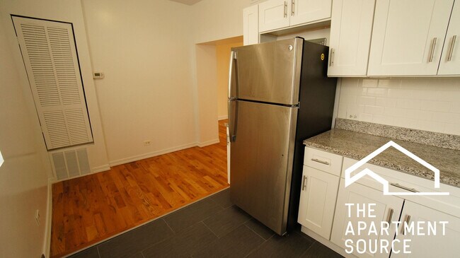 Foto del edificio - 2349 N Drake Ave