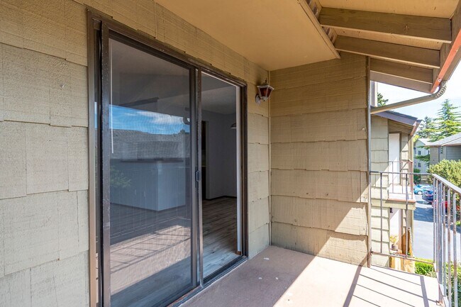 Foto del edificio - Charming 2-Bedroom Condo with Balcony – Prime Location!