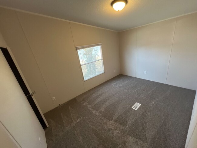 Building Photo - 210 N Walnut St