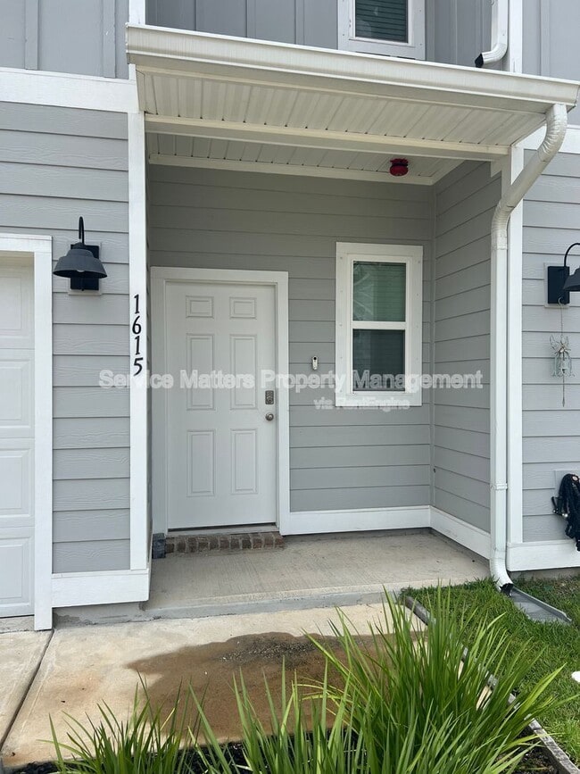 Building Photo - 1615 Iroquois Ct