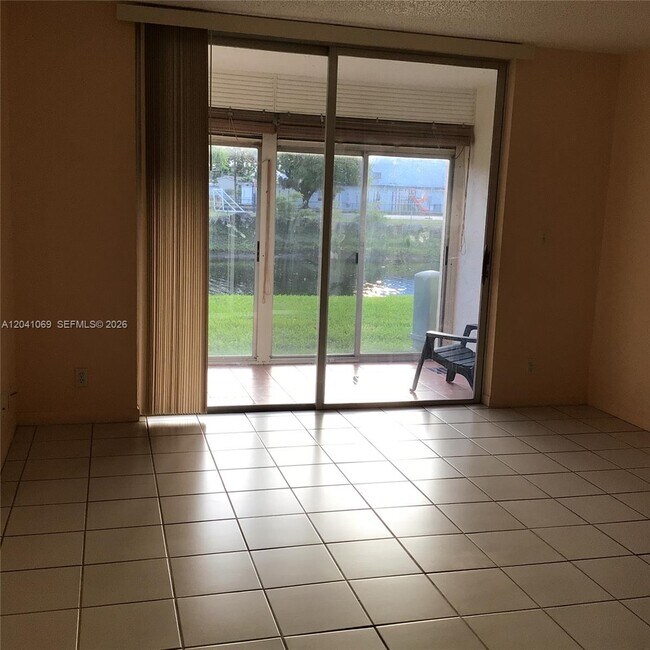 Foto del edificio - 6870 Royal Palm Blvd