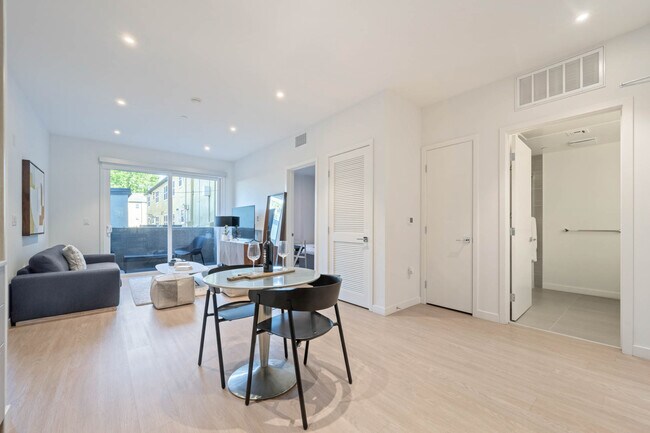 Foto del edificio - 5851 W 88th St