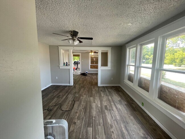 Building Photo - Beautiful Tulsa Home