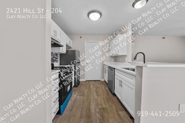 Building Photo - 2421 Hill St