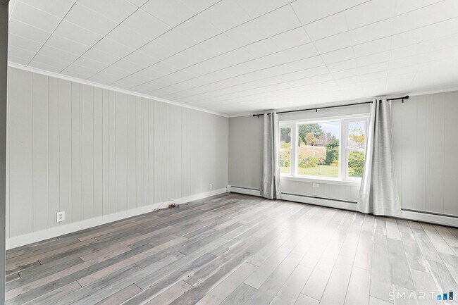 Foto del edificio - 107 Town Farm Rd