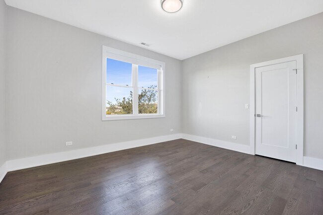 Foto del edificio - 562 W 18th St