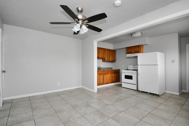 Foto del edificio - 8127 Colonial Ln