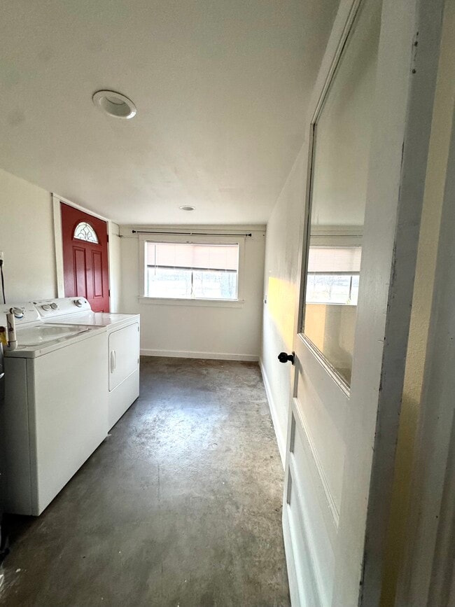 Laundry room - 11991 S Edmondson Rd