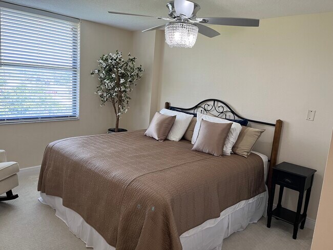 Guest bedroom - 701 S Madison Ave
