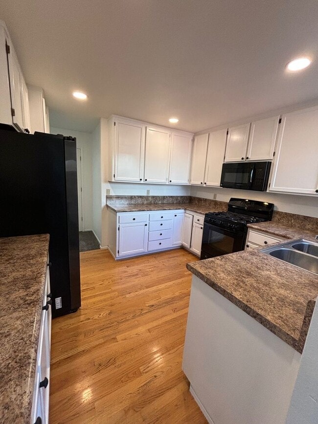 Building Photo - 4 Bedroom 3.5 Bathroom plus bonus room in ...