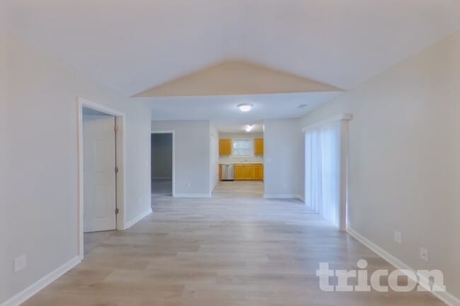 Building Photo - 562 Chisolm Way