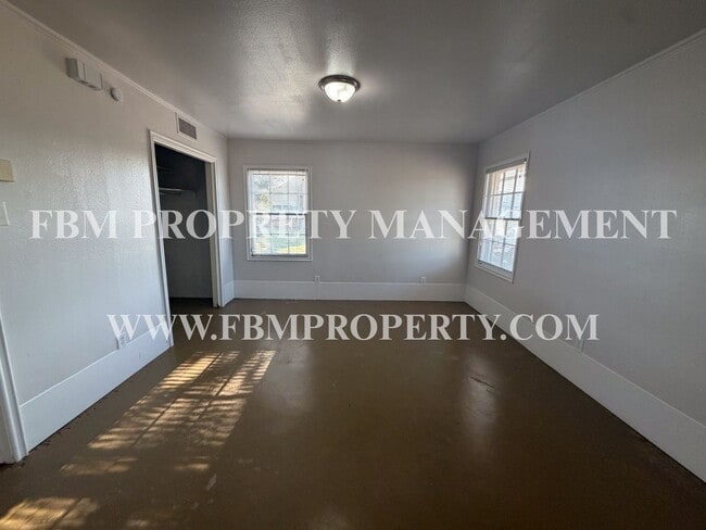 Building Photo - 2200 Country Club Rd