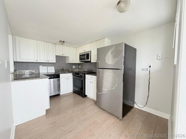 Building Photo - 1501 Crescent Cir
