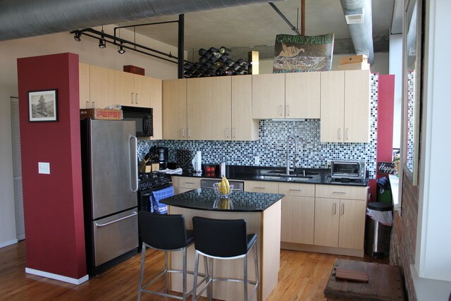 Kitchen & Island - 817 W Washington Blvd