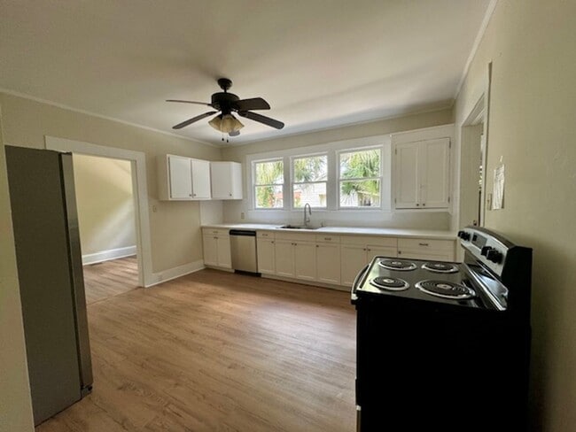 Building Photo - THREE BEDROOM, TWO BATH