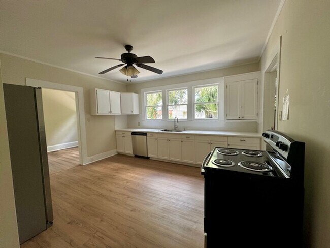 Foto del edificio - THREE BEDROOM, TWO BATH